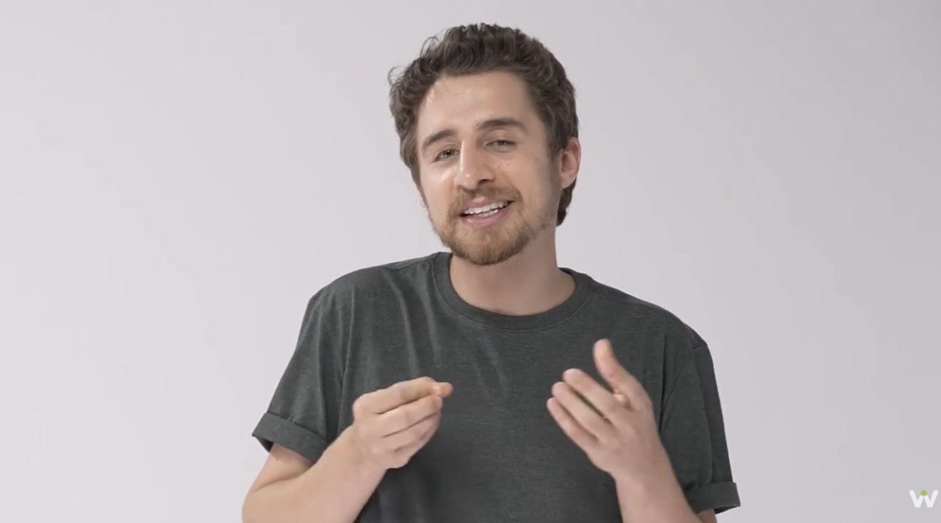 Ator apresentando o conteúdo de aprendizagem em fundo neutro