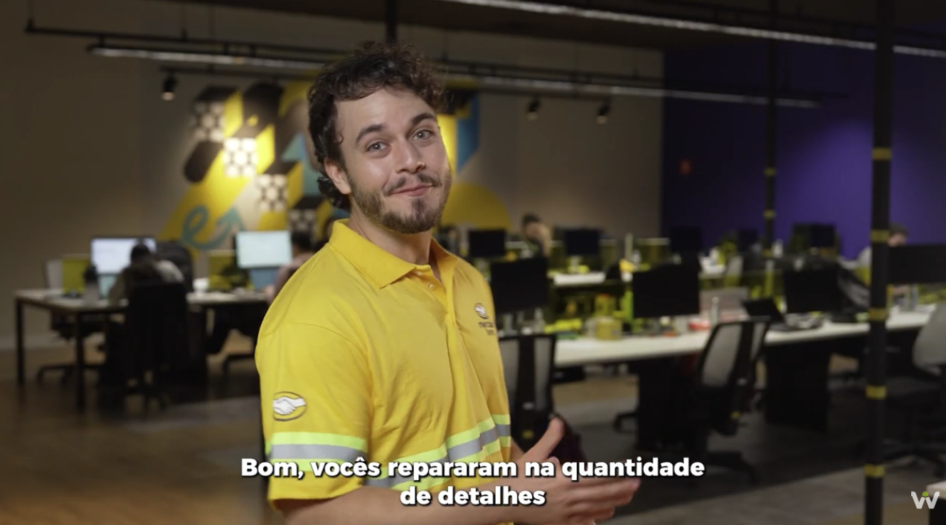 Apresentador em escritório do Mercado Livre destacando detalhes da operação