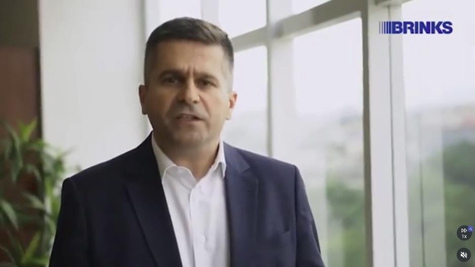 Apresentador da Brinks em ambiente corporativo