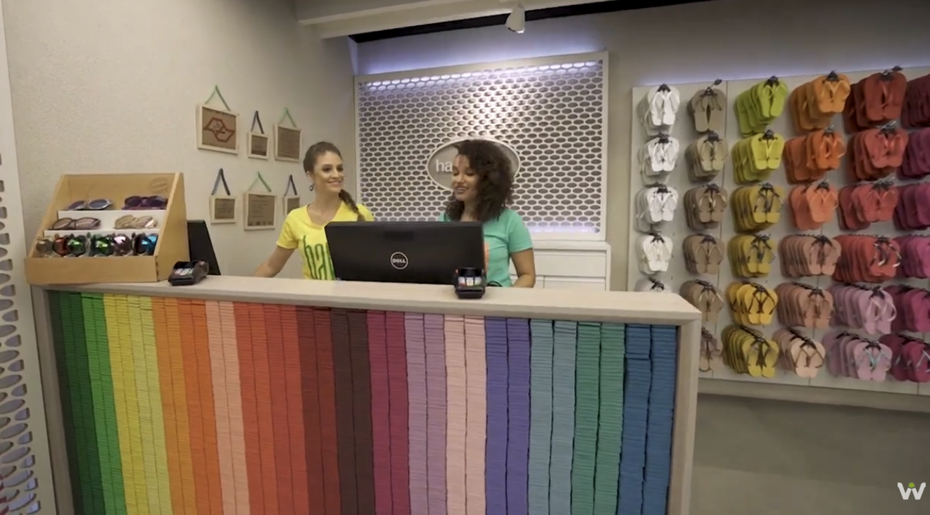 Vendedoras no caixa de uma loja Havaianas durante cena da websérie